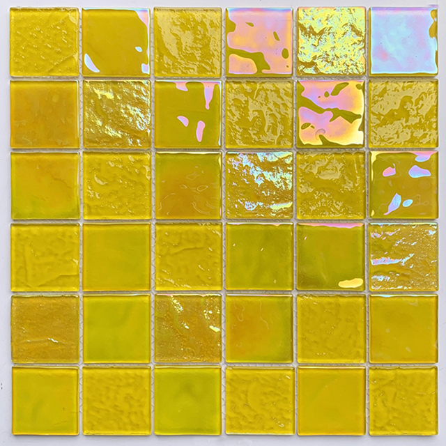 Bunte gelbe schillernde Mosaikfliesen aus Glas für die Küche